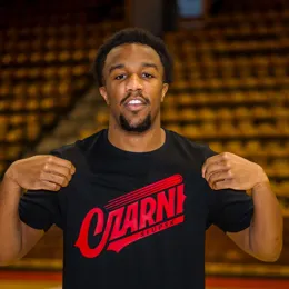 T-shirt czarny z czerwoną gumą 3D